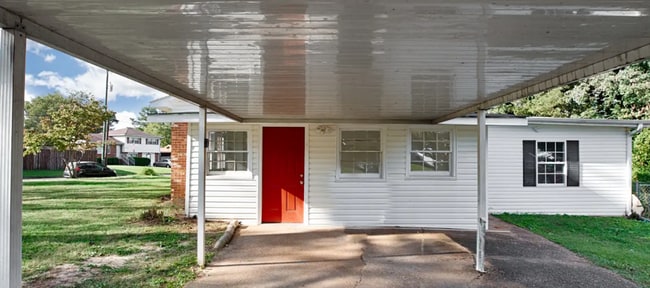 Building Photo - COMING SOON 7/29/25-Charming 3-bedroom 2 -...