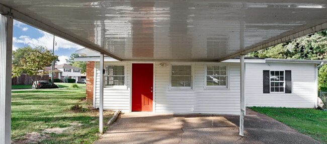Building Photo - COMING SOON 8/15/25-Charming 3-bedroom 2 -...