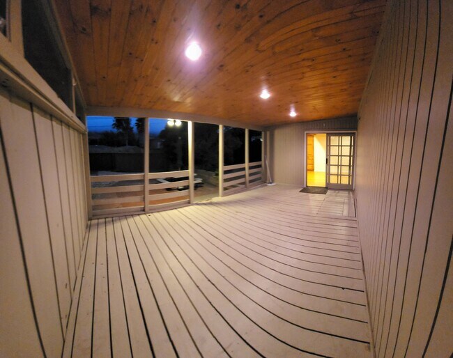 Building Photo - 5 bed 3.5 bath home close to campus!