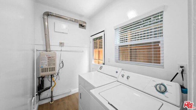 Building Photo - 850 Serrano Pl