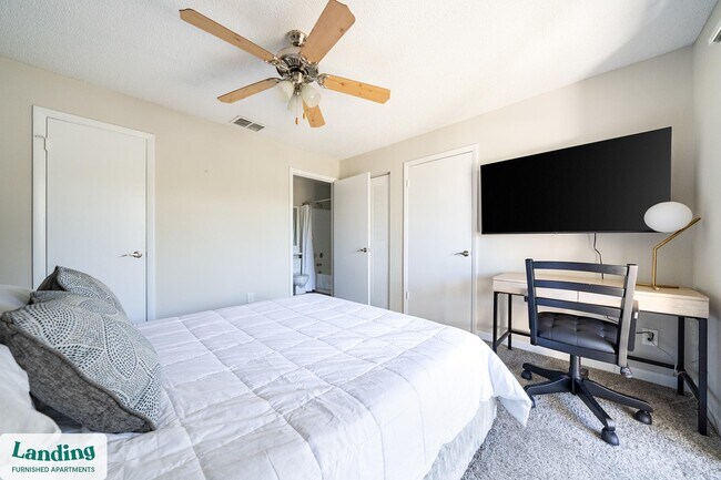 Building Photo - 1000 Palm Pl Dr NE