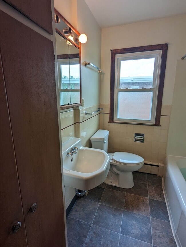 Building Photo - Great Location! 2-bed 1-bath Apartment