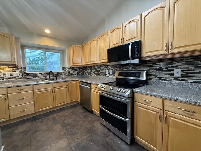 Building Photo - Spacious 5-Bedroom Home in Clinton!