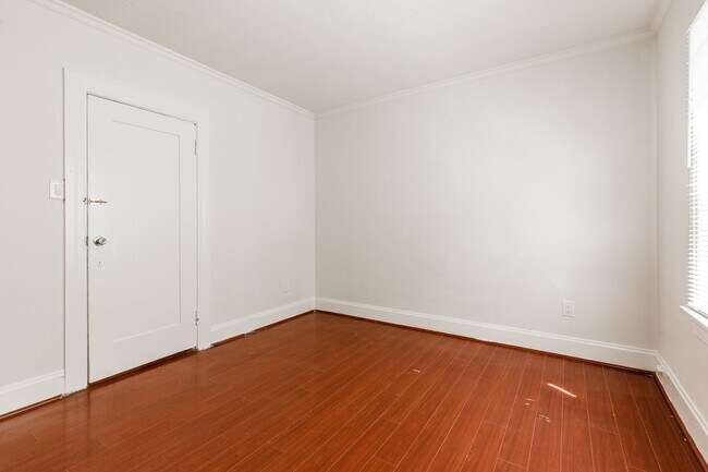 Building Photo - 1154 W 27th St