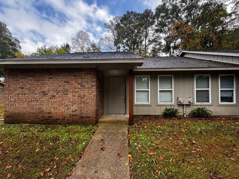 Building Photo - Room in Duplex on Washington St