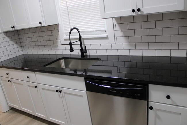 Building Photo - 2bed 1bath in Midtown