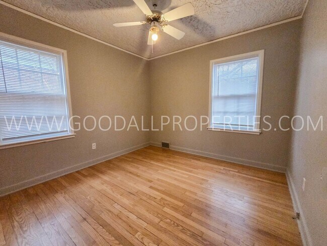 Building Photo - 3 bedroom brick home in the Waveland park area