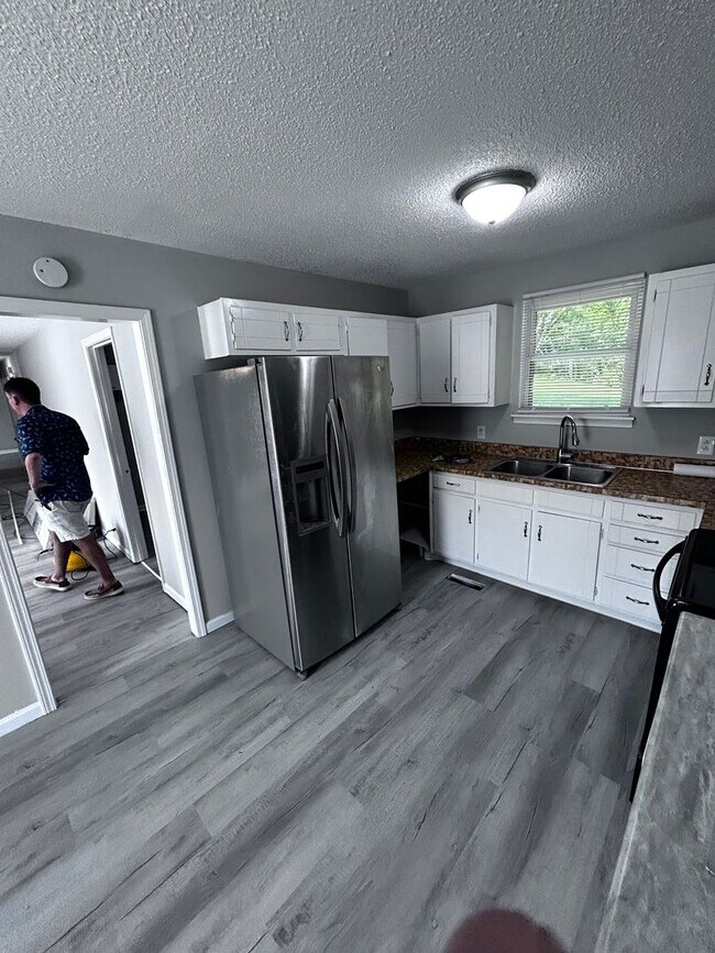 Building Photo - Large three bedroom, one and a half bath t...