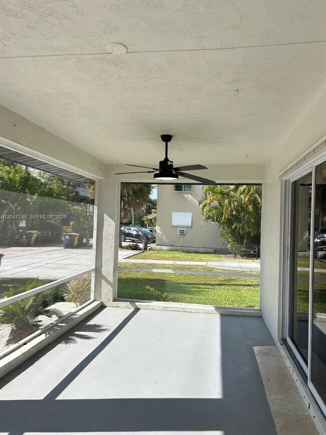 Building Photo - 114 S Lakeside Dr