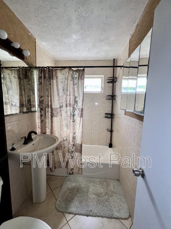 Building Photo - 1225 S C St