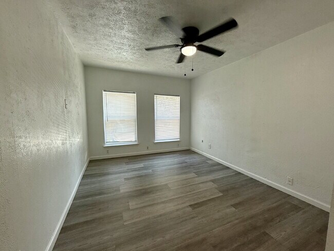 Building Photo - "Charming 3-Bed Oasis with 2 Full Baths in Garland – 1160 Sq Ft of Comfort at 1617 Meadowbrook!"