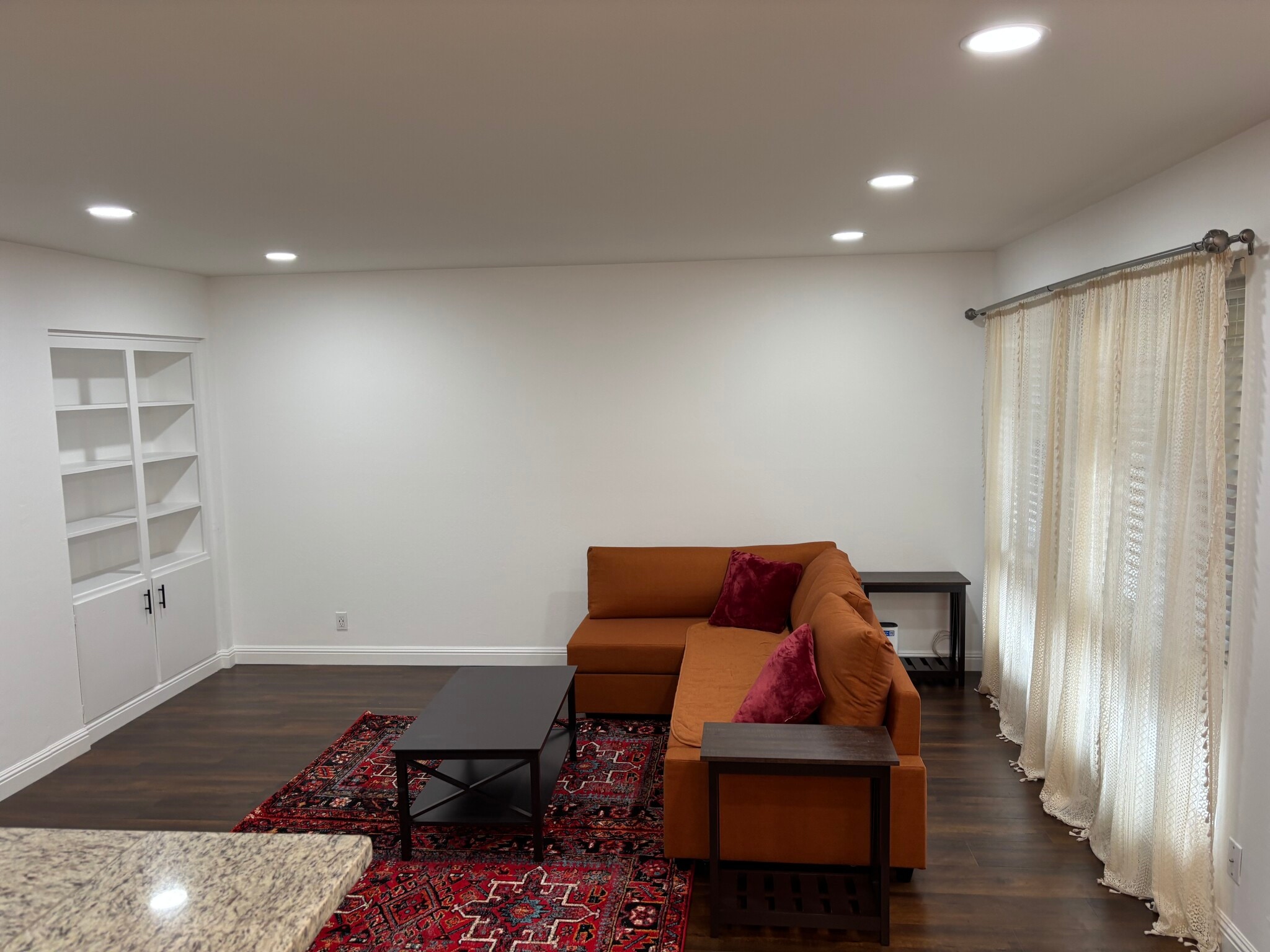 Building Photo - 3015 Los Prados St