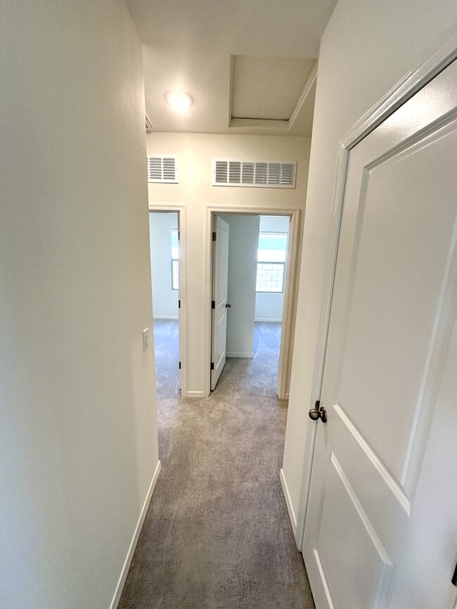 Building Photo - Beautiful new home in Bella Vista Farms, San Tan Valley! 9' ceilings, tile floors, granite counte...