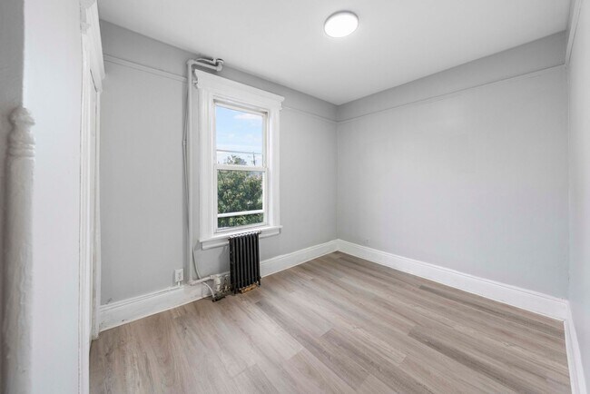 Building Photo - 2768 Vauxhall Rd