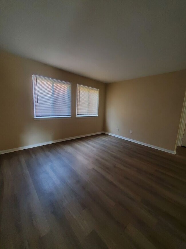Building Photo - Absolutely Adorable two bedroom is move in...