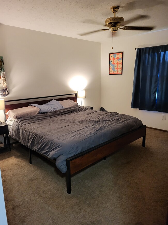 Large Bedroom - 3257 Hommon Rd