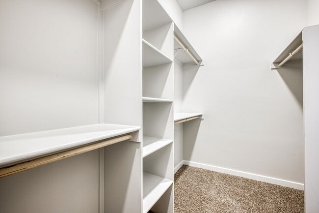 Building Photo - Beautiful East side House 4 bed-2.5 baths, part of The  Club that includes Swimming Pool, Gym, Te...