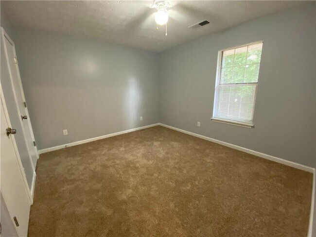 Building Photo - 2012 Oakwood Dr