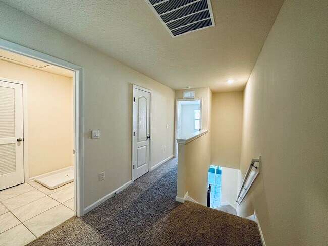 Building Photo - 3/2.5 Townhome in Bridgewater Community!
