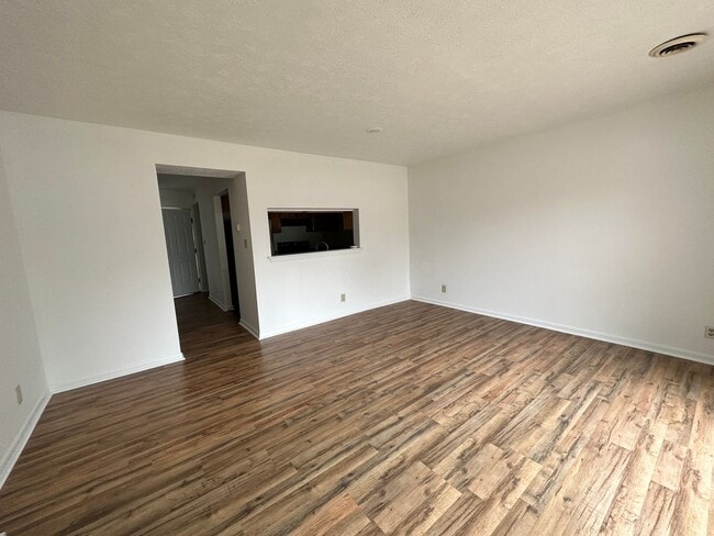 Building Photo - 2 bedroom townhouse in The Midlands! Available November 2025!