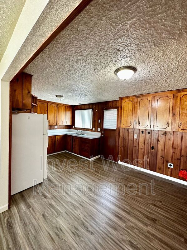 Building Photo - 550 NE Anderson St