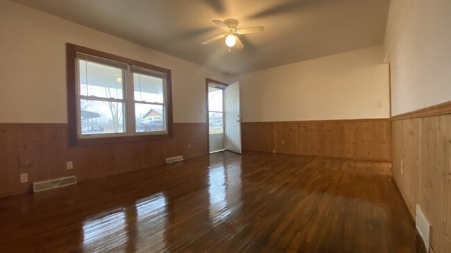 Building Photo - 3 Bedroom, 1 Bathroom Home Close to Fort L...