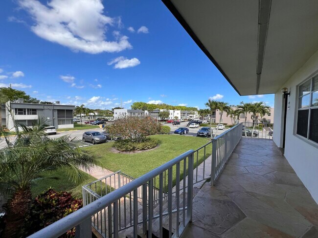 Building Photo - 698 Normandy Ln