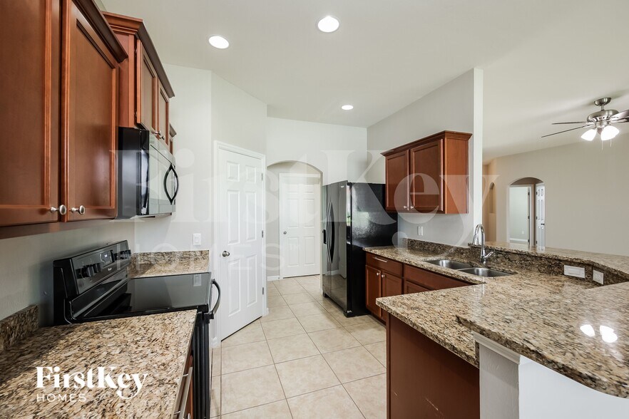 Building Photo - 2220 SW 3rd Ave