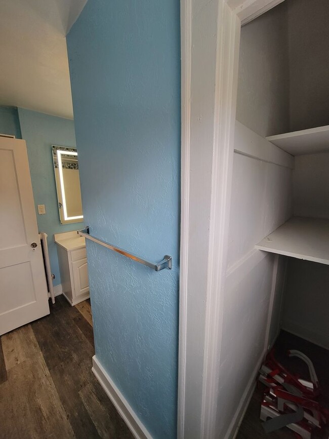 Building Photo - Beautiful Cedar Falls Home