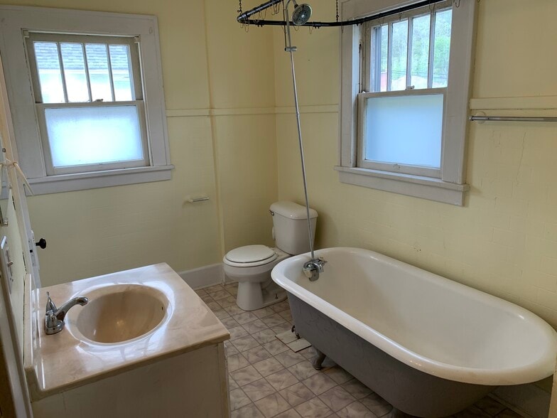 Building Photo - 296 E State St