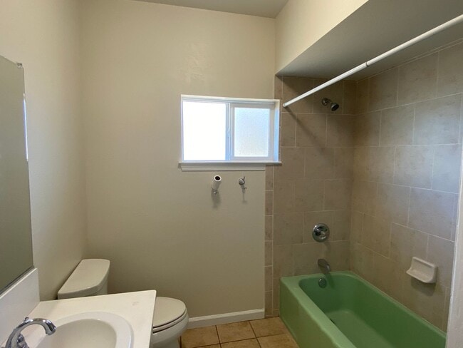 Building Photo - Large 3bd 2 ba home with a great country feel.