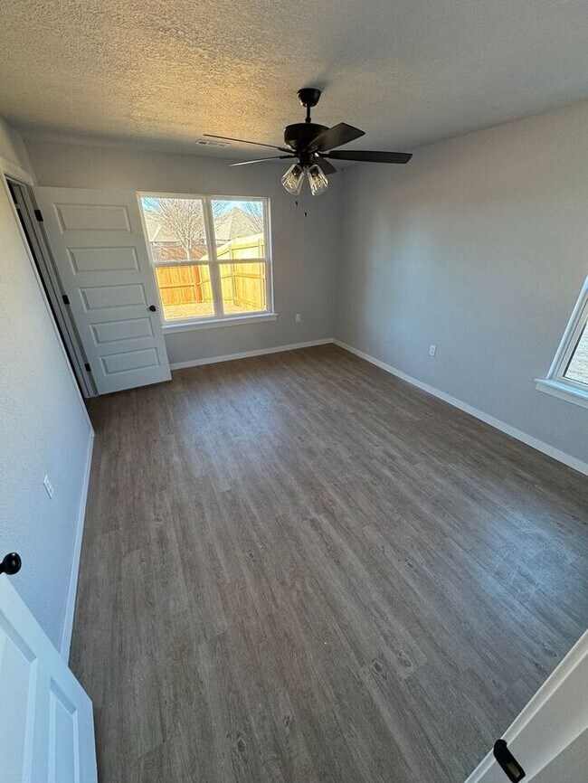 Building Photo - Newly Remodeled 2-Bedroom Duplex in Broken Arrow – Lawncare Included!