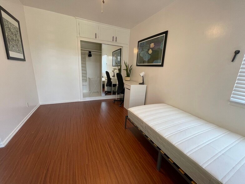 Building Photo - 2901 Kenwood Ave