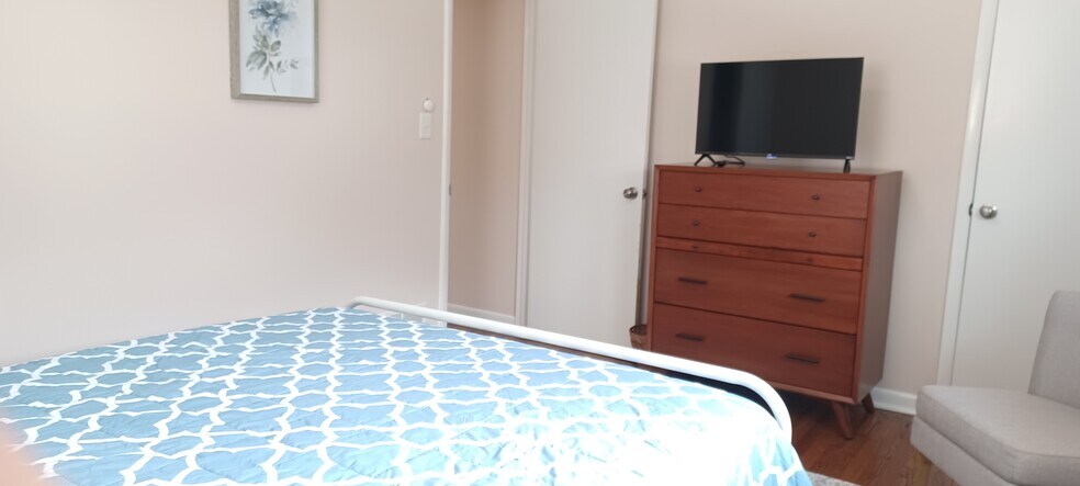 Large dressers and closets - 402 13th ST NE