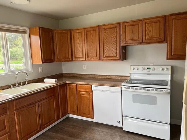 Building Photo - Fenced corner lot centrally located 2 bedroom 1 bath House