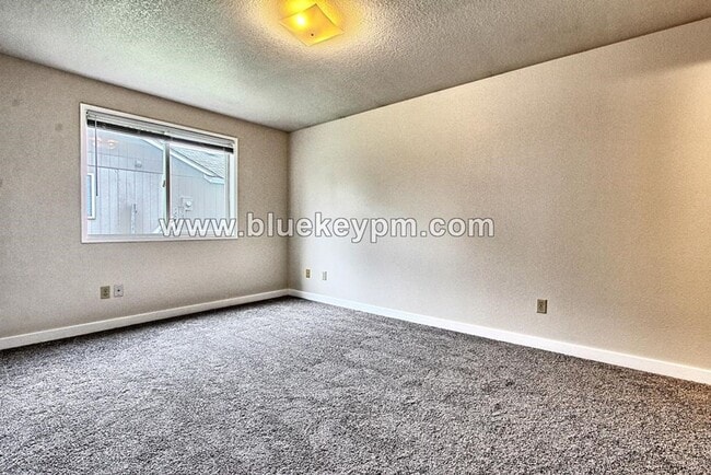 Building Photo - 14005 NE 70th St