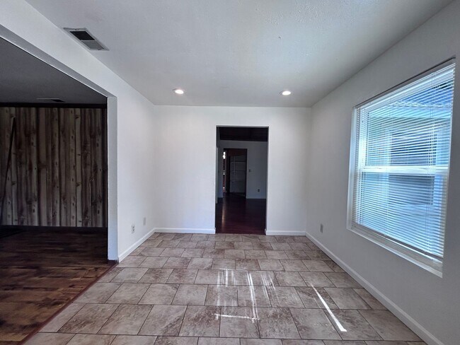 Building Photo - 441 Haggin Ave