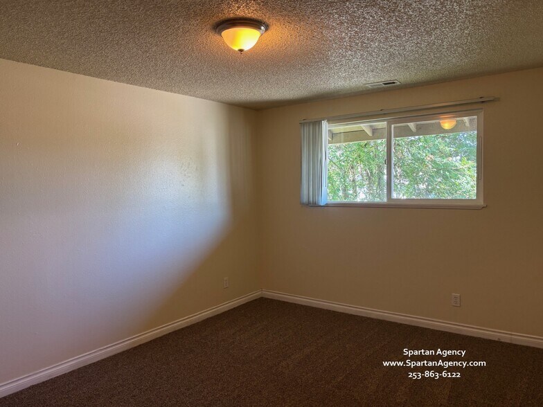 Building Photo - 15818 Elm St E