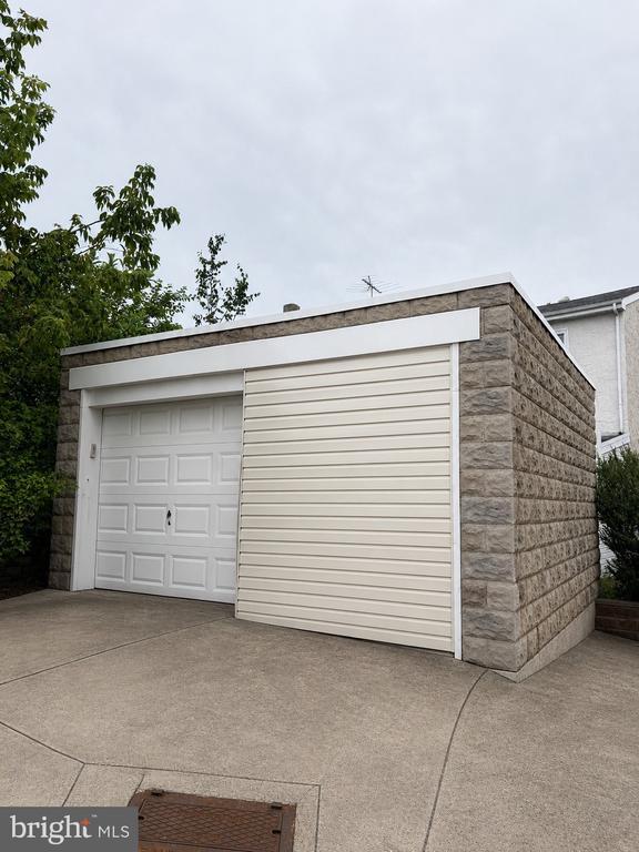 Building Photo - 160 Levering St