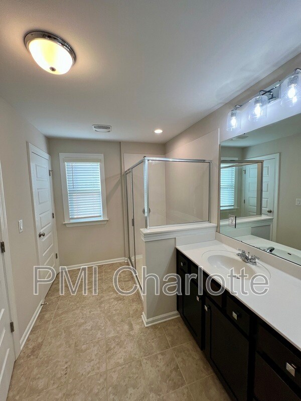 Building Photo - 1135 Overlake Dr