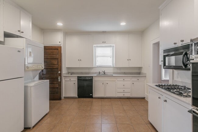 Building Photo - PRETTY HOME NORTH OF THE BRICKS in the CUL...