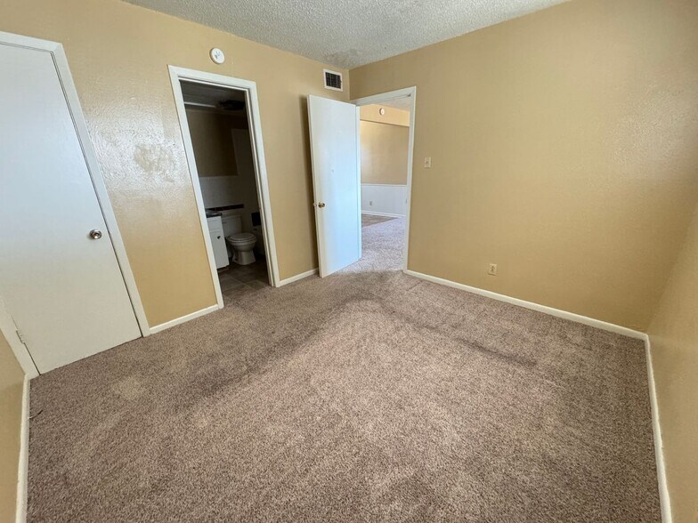 Building Photo - 302 Wolf St