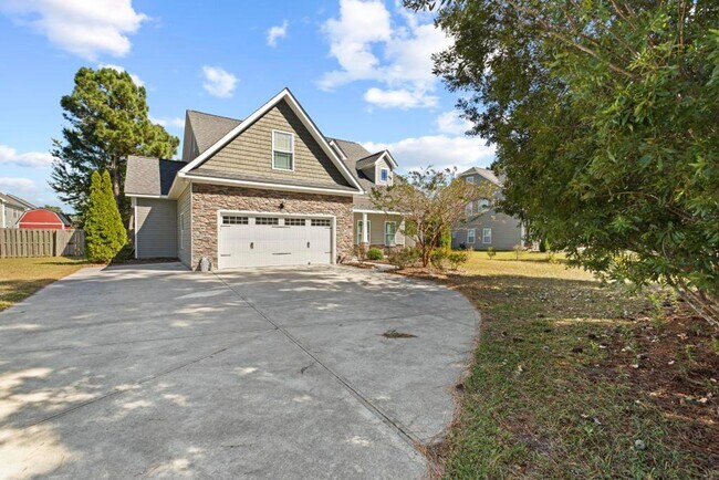 Building Photo - Minutes to the Beach! Conveniently located...