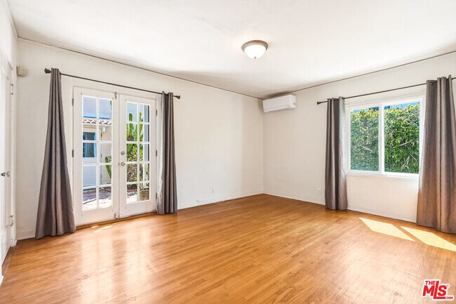 Building Photo - 2613 Cloverfield Blvd
