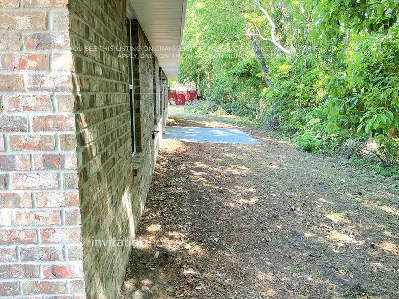 Building Photo - 15582 Moss Hollow Dr