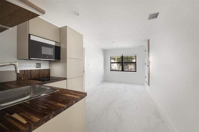 Building Photo - 3640 SW 13th St