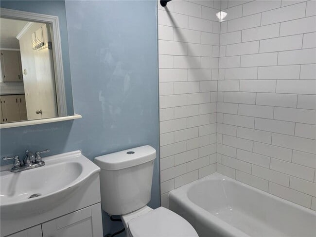 Building Photo - 33 Saint Elizabeth St