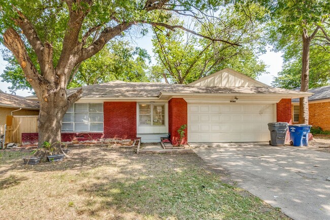 Primary Photo - Spacious 3/2 with fenced yard, laundry roo...