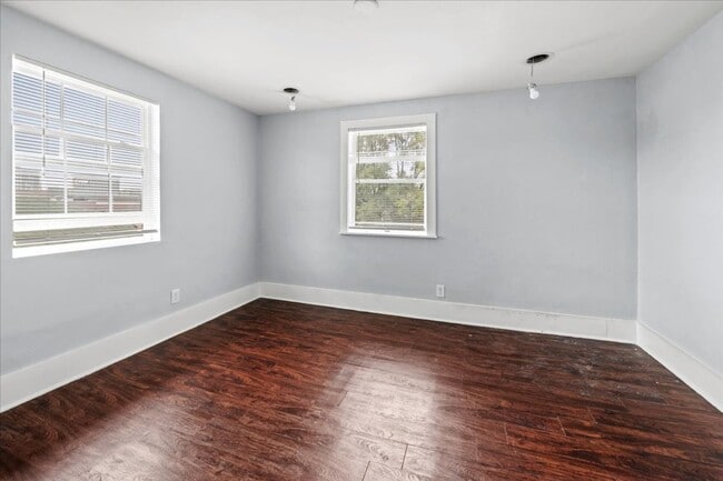 Building Photo - 3729-3729 N Kenwood Ave