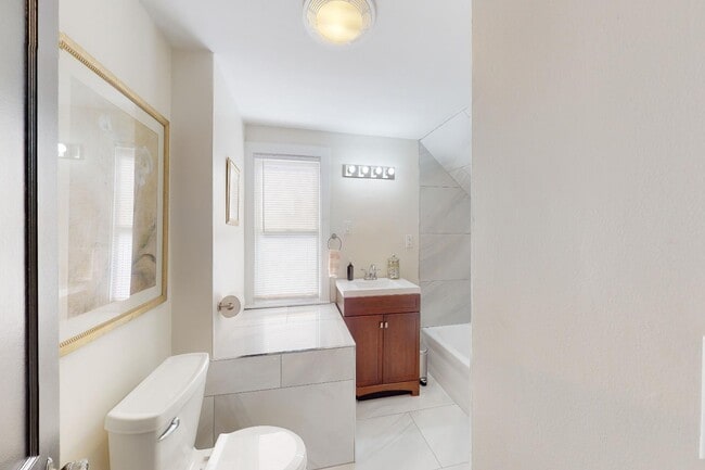 Building Photo - 2002 Ridgemont Rd